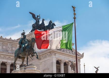 Ansicht des italienischen National Flagge vor Altare della Patria (Altar des Vaterlandes), das Reiterstandbild des Victor Emm Stockfoto