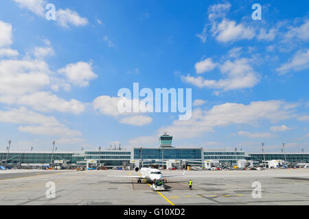 Flugzeug, Flugzeug, Flugzeuge, Start, Start-und Landebahn, Terminal, Satellit, Gebäude, Turm, Flughafen München, Lufthansa, LH, Stockfoto