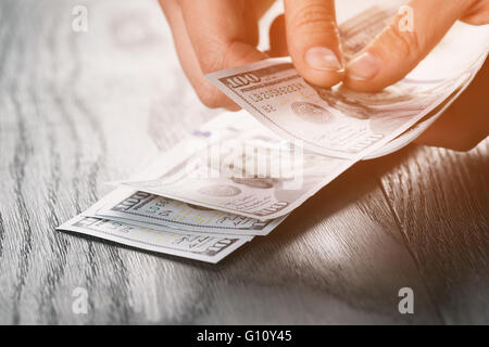 Weibliche Teenager Hand halten-Dollar-Banknoten Stockfoto