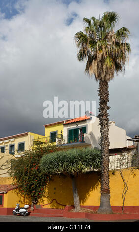 Hof der Festung von Saint Tiago (Forte de Sao Tiago) am Strand von Funchal in Madeira, Portugal. Mit Häusern Markenphilosophie Stockfoto