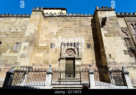 Weiten Blick über das San Miguel-Tor auf der westlichen Fassade der Moschee-Kathedrale von Córdoba, Spanien Stockfoto