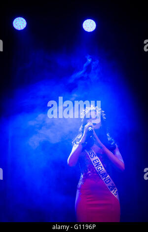 London, UK. 6. Mai 2016. Natasha Hemmings der Gewinner der Miss England 2015 bei der Miss London 2016 Finale Credit singt: Guy Corbishley/Alamy Live News Stockfoto