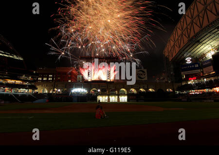 Houston, TX, USA. 6. Mai 2016. Nach dem Spiel Feuerwerk erleuchten den Himmel nach der Houston Astros 6: 3-Sieg über die Seattle Mariners von Minute Maid Park in Houston, Texas. Kredit-Bild: Erik Williams/Cal Sport Media/Alamy Live News Stockfoto