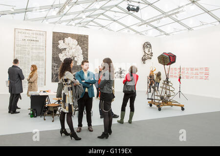 New York, New York, USA. 6. Mai 2016. Fries New Yorker Kunstmesse. Besucher Chat außerhalb der Marian Goodman Gallery, hat Filialen in New York, London und Paris. Bildnachweis: Ed Lefkowicz/Alamy Live-Nachrichten Stockfoto