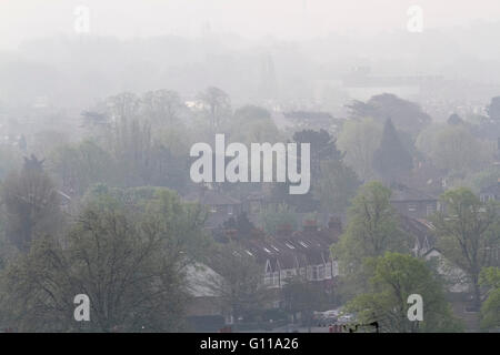 Wimbledon, London, UK. 7. Mai 2016. Wimbledon London, UK. 7. Mai. Dunst über Landschaft im Südwesten von Wimbledon mit heißen Temperaturen vorhergesagt über das Wochenende zu 27degrees steigen voraussichtlich gesehen celsius Credit: Amer Ghazzal/Alamy Live-Nachrichten Stockfoto