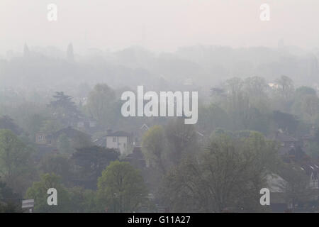 Wimbledon, London, UK. 7. Mai 2016. Wimbledon London, UK. 7. Mai. Dunst über Landschaft im Südwesten von Wimbledon mit heißen Temperaturen vorhergesagt über das Wochenende zu 27degrees steigen voraussichtlich gesehen celsius Credit: Amer Ghazzal/Alamy Live-Nachrichten Stockfoto