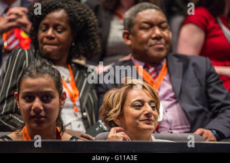 London, UK. 7. Mai 2016. Sadiq Khan Frau, Saadiya Khan (r), wartet auf die Bekanntgabe der Ergebnisse der Londoner Bürgermeisterwahl im Rathaus. Bildnachweis: Mark Kerrison/Alamy Live-Nachrichten Stockfoto