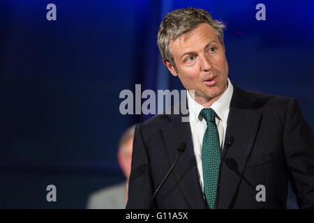 London, UK. 7. Mai 2016. Zac Goldsmith, der konservativen Partei Kandidat für Londoner Bürgermeister, spricht im Rathaus nach dem Verlust der Bürgermeisterwahl in London zu Sadiq Khan mit 1.310.143 zu 994.614 stimmen. Bildnachweis: Mark Kerrison/Alamy Live-Nachrichten Stockfoto