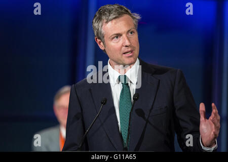 London, UK. 7. Mai 2016. Zac Goldsmith, der konservativen Partei Kandidat für Londoner Bürgermeister, spricht im Rathaus nach dem Verlust der Bürgermeisterwahl in London zu Sadiq Khan mit 1.310.143 zu 994.614 stimmen. Bildnachweis: Mark Kerrison/Alamy Live-Nachrichten Stockfoto