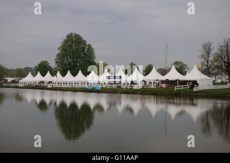 Badminton, UK. 7. Mai 2016. Die 2016 Mitsubishi Motors Badminton Horse Trials. Gesamtansicht vor der Cross Country-Phase an Tag3 von Mitsubishi Motors Badminton Horse Trials, die nehmen Platz 5.-8. Mai. Bildnachweis: Jonathan Clarke/Alamy Live-Nachrichten Stockfoto