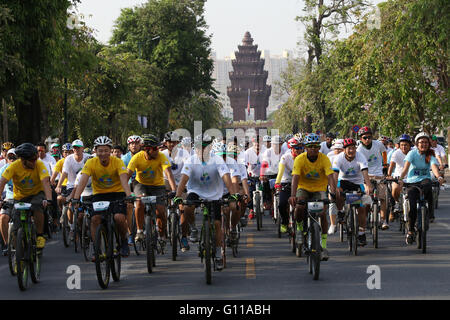 Phnom Penh. 7. Mai 2016. Menschen fahren Fahrrad durch Straßen in Phnom Penh, Kambodscha am 7. Mai 2016. Mehr als 4.000 Menschen in Kambodscha fuhren hier am Samstag um den Europatag zu feiern und zu grünen Umwelt sensibilisieren. Bildnachweis: Sovannara/Xinhua/Alamy Live-Nachrichten Stockfoto