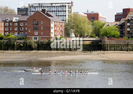 Wimbledon, London, UK. 7. Mai 2016. Wimbledon London, UK. 7. Mai. Ruderer nehmen das Wasser auf der Themse in Putney auf ein glorreicher Tag wie Temperaturen vorhergesagt werden, über das Wochenende Kredit steigen: Amer Ghazzal/Alamy Live-Nachrichten Stockfoto