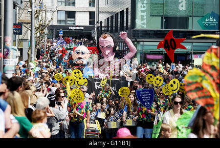 Brighton, UK, 7. Mai 2016 - eine riesige Marionette von Fatboy Slim, die in der Stadt leben verbindet in den Brighton Festival Kinder Parade heute mit über 5000 Kinder teilnehmen. Die Parade wird durch Community Arts Nächstenliebe gleichen Himmel mit diesen Jahren Thema, Brighton feiert: Simon Dack/Alamy Leben Nachrichten organisiert Stockfoto