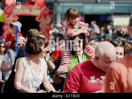 Brighton UK jetzt 7. Mai 2016 - Tausende von Menschen in Brighton Festival Kinder Parade mit über 5000 Kinder teilnehmen. Die Parade wird organisiert von Community Arts Charity derselbe Himmel mit diesem Jahre Thema wird Brighton feiert Credit: Simon Dack/Alamy Live News Stockfoto