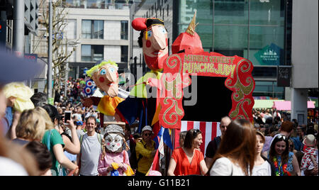 Brighton UK jetzt 7. Mai 2016 - Tausende von Menschen in Brighton Festival Kinder Parade mit über 5000 Kinder teilnehmen. Die Parade wird organisiert von Community Arts Charity derselbe Himmel mit diesem Jahre Thema wird Brighton feiert Credit: Simon Dack/Alamy Live News Stockfoto