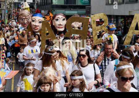 Brighton UK 7. Mai 2016 - die Mitglieder der Popgruppe ABBA, den Eurovision Song Contest in Brighton gewann, sind vertreten in der Brighton Festival Kinder Parade heute mit über 5000 Kinder teilnehmen. Die Parade wird organisiert von Community Arts Charity derselbe Himmel mit diesem Jahre Thema wird Brighton feiert Credit: Simon Dack/Alamy Live News Stockfoto