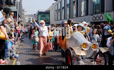 Brighton UK jetzt 7. Mai 2016 - Tausende von Menschen in Brighton Festival Kinder Parade mit über 5000 Kinder teilnehmen. Die Parade wird organisiert von Community Arts Charity derselbe Himmel mit diesem Jahre Thema wird Brighton feiert Credit: Simon Dack/Alamy Live News Stockfoto