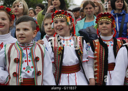 Kolomyia, Ukraine. 7. Mai 2016. 7. und 8. Mai in Kolomyia war der neunte ukrainischen Folk Festival '' Osterei.''. 7. Mai um 11:30 Vidbudbulasya festliche Prozession der Festival-Teilnehmer vom Rathaus Pysanka-Museum. 12:00 war die feierliche Eröffnung des Festivals auf dem Platz in der Nähe von Pysanka Museum Credit: Nazar Furyk/ZUMA Draht/Alamy Live News Stockfoto