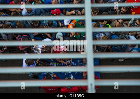 Rennstrecke Spa-Francorchamps (Belgien). 7. Mai 2016. Langstrecken-Weltmeisterschaft sechs Stunden von Spa-Francorchamps. Fans Line-up für Autogramme. Bildnachweis: Aktion Plus Sport/Alamy Live-Nachrichten Stockfoto