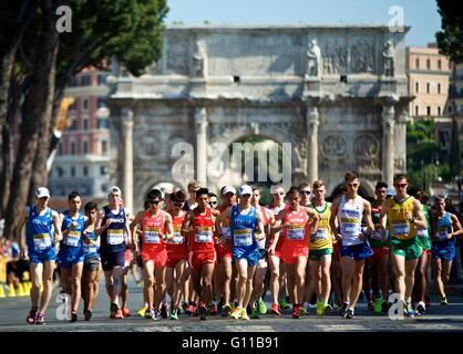 Rom, Italien. 7. Mai 2016. Athleten starten Sie den Wettbewerb vor dem Triumphbogen des Konstantin während des Rennens 10 km U20 final für Männer bei der Geher-Team Weltmeisterschaften in Rom, Italien, 7. Mai 2016. Zhang Jun holte sich den Titel mit 40,23. Bildnachweis: Jin Yu/Xinhua/Alamy Live-Nachrichten Stockfoto