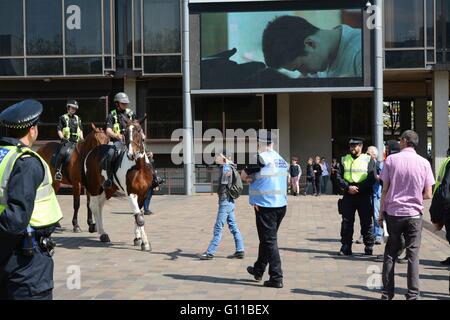 Portsmouth, UK. 7. Mai 2016. Demonstrant Gesten gegenüber den rechtsextremen Aktivisten als Polizei auf dem Pferderücken zu intervenieren. Bildnachweis: Marc Ward/Alamy Live-Nachrichten Stockfoto