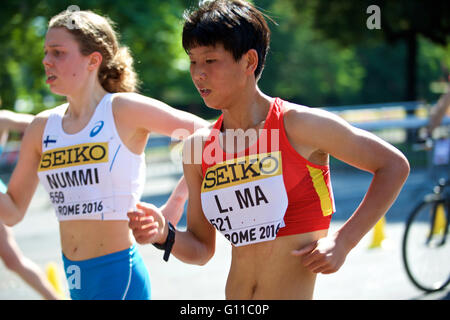 Rom, Italien. 7. Mai 2016. Chinas Ma Li (R) konkurriert während das Rennen der Frauen 10 km U20 final bei der Geher-Team Weltmeisterschaften in Rom, Italien, 7. Mai 2016. Bildnachweis: Jin Yu/Xinhua/Alamy Live-Nachrichten Stockfoto