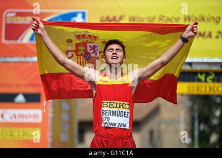 Rom, Italien. 7. Mai 2016. Manuel Bermudez von Spanien feiert nach dem 10km U20 Männerrennen final bei der Geher-Team Weltmeisterschaften in Rom, Italien, 7. Mai 2016. Manuel Bermudez holte Silber mit 40:27. Bildnachweis: Jin Yu/Xinhua/Alamy Live-Nachrichten Stockfoto