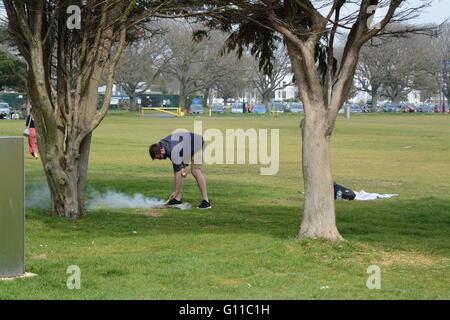 Portsmouth, UK. 7. Mai 2016. Ein Mann auf Southsea common steuert seinem Grill, wie Tausende von Briten zu den Stränden von England zu nehmen. Bildnachweis: Marc Ward/Alamy Live-Nachrichten Stockfoto