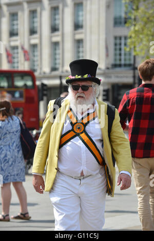 Trafalgar Square, London, UK. 7. Mai 2016. Tag des Tanzes. Eine Masse Morris Dance-Veranstaltung auf dem Trafalgar Square Stockfoto