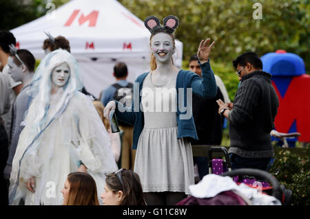 Brighton UK 7. Mai 2016 - Darsteller tour die Straßen von Brighton wie sie an die Brighton Festival Fringe City stattfindenden über das Wochenende Credit teilnehmen: Simon Dack/Alamy Live News Stockfoto