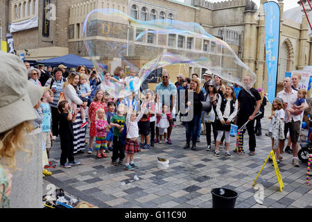 Brighton UK 7. Mai 2016 - ein Bubble-Künstler führt, während die Brighton Festival Fringe City stattfindenden über das Wochenende Credit: Simon Dack/Alamy Live News Stockfoto