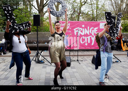 Brighton UK 7. Mai 2016 - Darsteller tour die Straßen von Brighton wie sie an die Brighton Festival Fringe City stattfindenden über das Wochenende Credit teilnehmen: Simon Dack/Alamy Live News Stockfoto