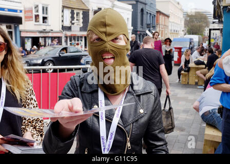 Brighton UK 7. Mai 2016 - Darsteller tour die Straßen von Brighton wie sie an die Brighton Festival Fringe City stattfindenden über das Wochenende Credit teilnehmen: Simon Dack/Alamy Live News Stockfoto