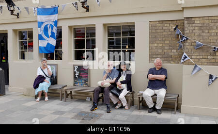 Brighton UK 7. Mai 2016 - dieses Paar nehmen Sie eine Pause machen von dem Künstler in die Brighton Festival Fringe City stattfindenden über das Wochenende Credit: Simon Dack/Alamy Live News Stockfoto