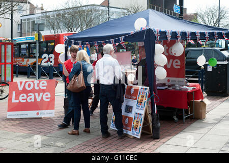 pro Brexit lassen Aktivisten bei Street stall uk Stockfoto