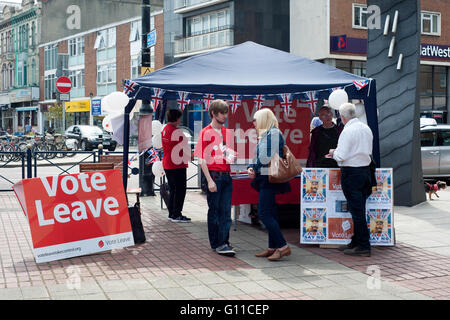 pro Brexit lassen Aktivisten bei Street stall uk Stockfoto