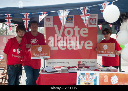 pro Brexit lassen Aktivisten bei Street stall uk Stockfoto