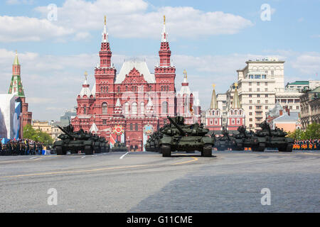 Moskau, Russland. 7. Mai 2016. Kampfpanzer T-90A übergibt dem Roten Platz während der Proben für die Siegesparade in Moskau, 7. Mai 2016. Russland wird zum 71. Jahrestag des Sieges über Nazi-Deutschland am 9. Mai markieren. Bildnachweis: Bai Xueqi/Xinhua/Alamy Live-Nachrichten Stockfoto