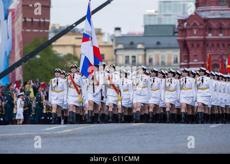 Moskau, Russland. 7. Mai 2016. Weibliche Soldaten beteiligen sich die Generalprobe für die Siegesparade in Moskau, 7. Mai 2016. Russland wird zum 71. Jahrestag des Sieges über Nazi-Deutschland am 9. Mai markieren. Bildnachweis: Bai Xueqi/Xinhua/Alamy Live-Nachrichten Stockfoto