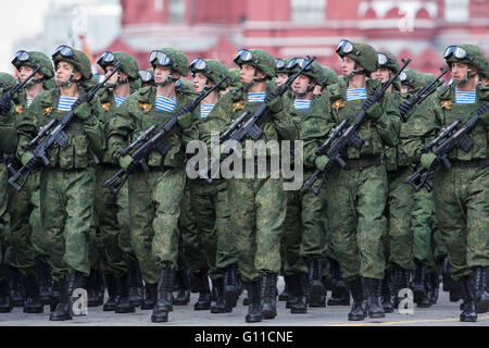 Moskau, Russland. 7. Mai 2016. Soldaten nehmen an der Generalprobe für die Siegesparade in Moskau, 7. Mai 2016. Russland wird zum 71. Jahrestag des Sieges über Nazi-Deutschland am 9. Mai markieren. Bildnachweis: Bai Xueqi/Xinhua/Alamy Live-Nachrichten Stockfoto