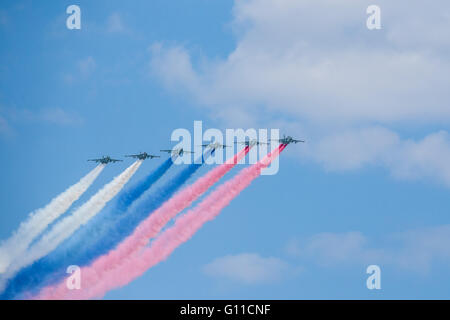 Moskau, Russland. 7. Mai 2016. Su-25 Kämpfer teilnehmen an die Generalprobe für die Siegesparade in Moskau, 7. Mai 2016. Russland wird zum 71. Jahrestag des Sieges über Nazi-Deutschland am 9. Mai markieren. Bildnachweis: Bai Xueqi/Xinhua/Alamy Live-Nachrichten Stockfoto