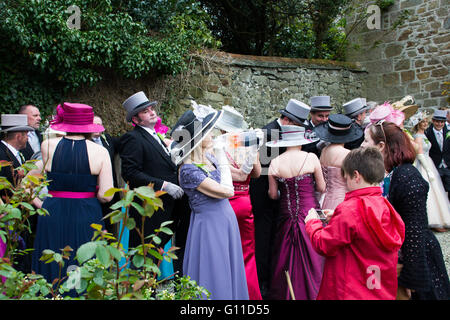 Helson, Cornwall, UK. 7. Mai 2016. Einige achtzig Paare tanzen durch die Straßen von Helston, Eintritt in ausgewählte Häuser und Geschäfte zu fahren aus der Dunkelheit des Winters und im Frühjahr Licht zu bringen. Die Musik zu den pelzigen Tanz von Helston Stadtkapelle gespielt wird, wurde in eine vocal Version "floral Dance" von den späten Sir Terry Wogan gemacht. Die bunte Festzug, bekannt als Hal eine Tow, erzählt die Geschichte der Helston mit den teilnehmenden Figuren singen über die Herausforderung der spanischen Armada, die englischen Schutzpatron St. Credit: Simon Maycock/Alamy Live News Stockfoto