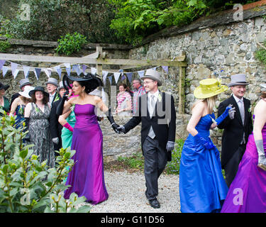 Helson, Cornwall, UK. 7. Mai 2016. Einige achtzig Paare tanzen durch die Straßen von Helston, Eintritt in ausgewählte Häuser und Geschäfte zu fahren aus der Dunkelheit des Winters und im Frühjahr Licht zu bringen. Die Musik zu den pelzigen Tanz von Helston Stadtkapelle gespielt wird, wurde in eine vocal Version "floral Dance" von den späten Sir Terry Wogan gemacht. Die bunte Festzug, bekannt als Hal eine Tow, erzählt die Geschichte der Helston mit den teilnehmenden Figuren singen über die Herausforderung der spanischen Armada, die englischen Schutzpatron St. Credit: Simon Maycock/Alamy Live News Stockfoto