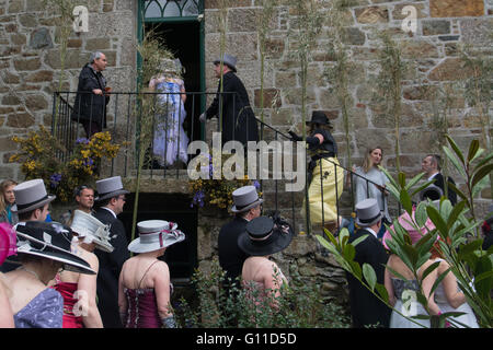 Helson, Cornwall, UK. 7. Mai 2016. Einige achtzig Paare tanzen durch die Straßen von Helston, Eintritt in ausgewählte Häuser und Geschäfte zu fahren aus der Dunkelheit des Winters und im Frühjahr Licht zu bringen. Die Musik zu den pelzigen Tanz von Helston Stadtkapelle gespielt wird, wurde in eine vocal Version "floral Dance" von den späten Sir Terry Wogan gemacht. Die bunte Festzug, bekannt als Hal eine Tow, erzählt die Geschichte der Helston mit den teilnehmenden Figuren singen über die Herausforderung der spanischen Armada, die englischen Schutzpatron St. Credit: Simon Maycock/Alamy Live News Stockfoto