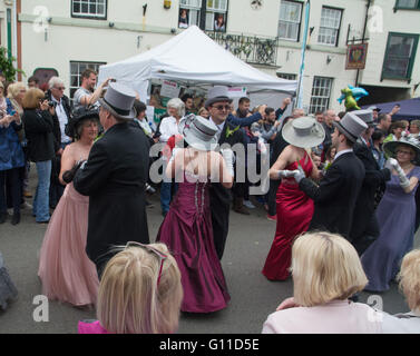 Helson, Cornwall, UK. 7. Mai 2016. Einige achtzig Paare tanzen durch die Straßen von Helston, Eintritt in ausgewählte Häuser und Geschäfte zu fahren aus der Dunkelheit des Winters und im Frühjahr Licht zu bringen. Die Musik zu den pelzigen Tanz von Helston Stadtkapelle gespielt wird, wurde in eine vocal Version "floral Dance" von den späten Sir Terry Wogan gemacht. Die bunte Festzug, bekannt als Hal eine Tow, erzählt die Geschichte der Helston mit den teilnehmenden Figuren singen über die Herausforderung der spanischen Armada, die englischen Schutzpatron St. Credit: Simon Maycock/Alamy Live News Stockfoto