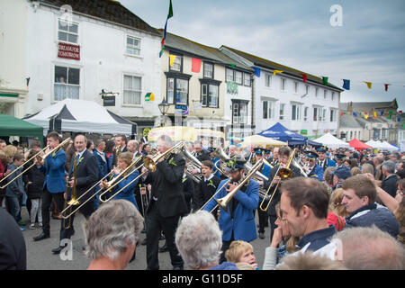 Helson, Cornwall, UK. 7. Mai 2016. Einige achtzig Paare tanzen durch die Straßen von Helston, Eintritt in ausgewählte Häuser und Geschäfte zu fahren aus der Dunkelheit des Winters und im Frühjahr Licht zu bringen. Die Musik zu den pelzigen Tanz von Helston Stadtkapelle gespielt wird, wurde in eine vocal Version "floral Dance" von den späten Sir Terry Wogan gemacht. Die bunte Festzug, bekannt als Hal eine Tow, erzählt die Geschichte der Helston mit den teilnehmenden Figuren singen über die Herausforderung der spanischen Armada, die englischen Schutzpatron St. Credit: Simon Maycock/Alamy Live News Stockfoto