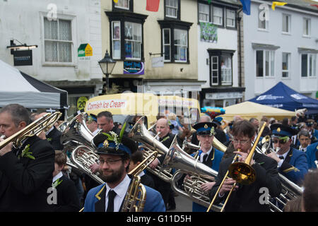 Helson, Cornwall, UK. 7. Mai 2016. Einige achtzig Paare tanzen durch die Straßen von Helston, Eintritt in ausgewählte Häuser und Geschäfte zu fahren aus der Dunkelheit des Winters und im Frühjahr Licht zu bringen. Die Musik zu den pelzigen Tanz von Helston Stadtkapelle gespielt wird, wurde in eine vocal Version "floral Dance" von den späten Sir Terry Wogan gemacht. Die bunte Festzug, bekannt als Hal eine Tow, erzählt die Geschichte der Helston mit den teilnehmenden Figuren singen über die Herausforderung der spanischen Armada, die englischen Schutzpatron St. Credit: Simon Maycock/Alamy Live News Stockfoto