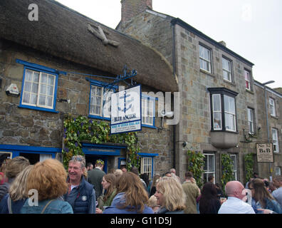 Helson, Cornwall, UK. 7. Mai 2016. Einige achtzig Paare tanzen durch die Straßen von Helston, Eintritt in ausgewählte Häuser und Geschäfte zu fahren aus der Dunkelheit des Winters und im Frühjahr Licht zu bringen. Die Musik zu den pelzigen Tanz von Helston Stadtkapelle gespielt wird, wurde in eine vocal Version "floral Dance" von den späten Sir Terry Wogan gemacht. Die bunte Festzug, bekannt als Hal eine Tow, erzählt die Geschichte der Helston mit den teilnehmenden Figuren singen über die Herausforderung der spanischen Armada, die englischen Schutzpatron St. Credit: Simon Maycock/Alamy Live News Stockfoto