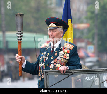 Kryvyi Rih, Ukraine - 7. Mai 2016: Veteran hält die ewige Flamme auf der Parade während Veranstaltung 71. Jahrestag des Sieges über Nazi-Deutschland im zweiten Weltkrieg Zeit der Erinnerung und Versöhnung (Tag des Sieges) Credit gewidmet: Dmytro Aliokhin/Alamy Live News Stockfoto