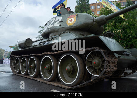 Kryvyi Rih, Ukraine - 7. Mai 2016: Veteran auf Panzer T-34-85 auf der Parade während Veranstaltung 71. Jahrestag des Sieges über Nazi-Deutschland im zweiten Weltkrieg Zeit der Erinnerung und Versöhnung (Tag des Sieges) Credit gewidmet: Dmytro Aliokhin/Alamy Live News Stockfoto